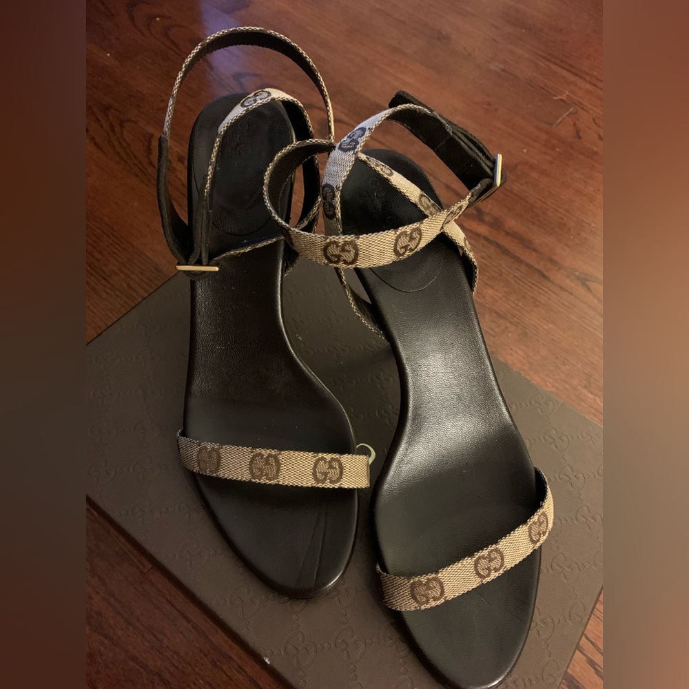 GUCCI “Authentic” GG
ANKLE STRAPPY HIGH
HEEL SANDAL 121970 9